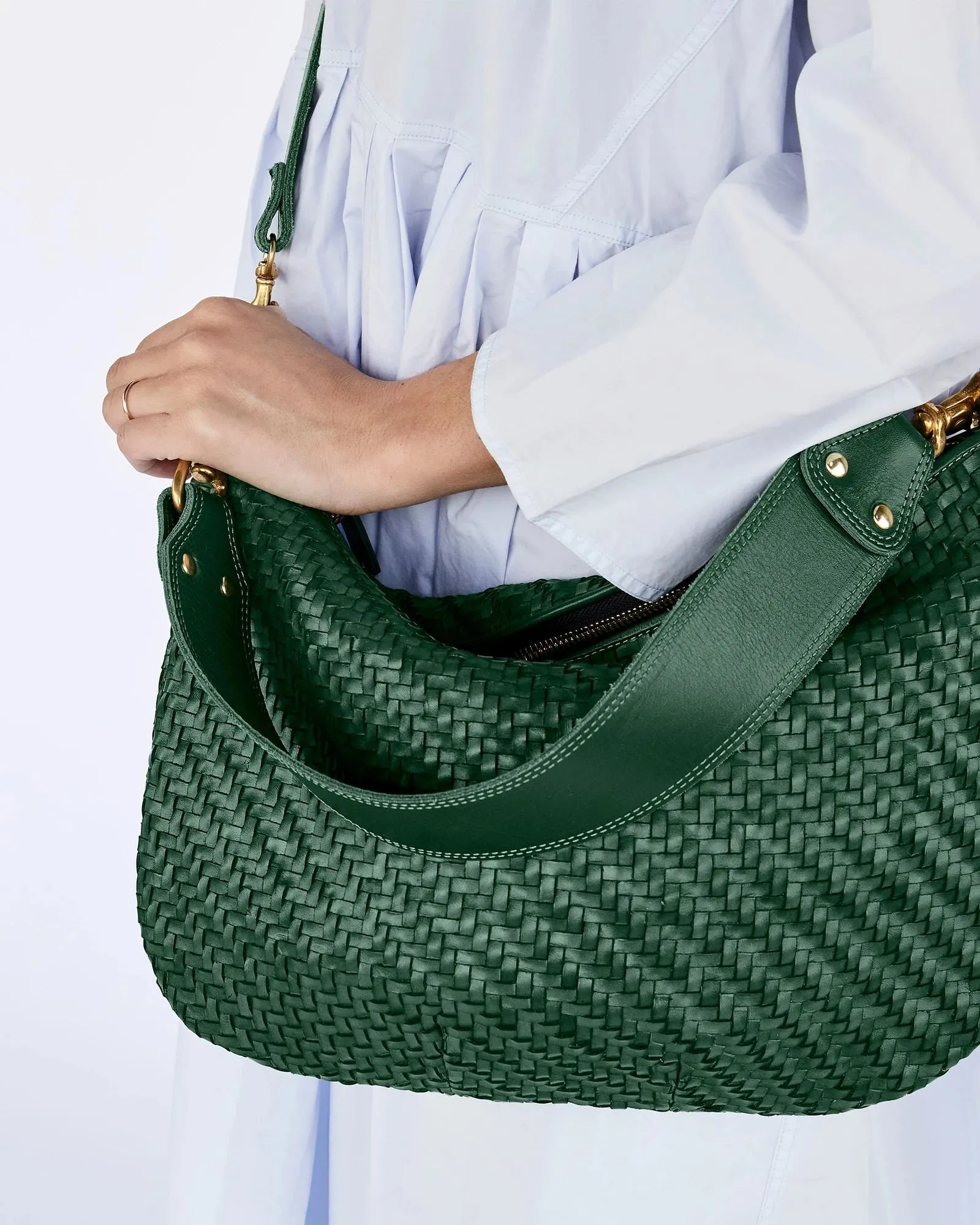 Clare V. - Moyen Messenger in Evergreen Woven Zig-Zag